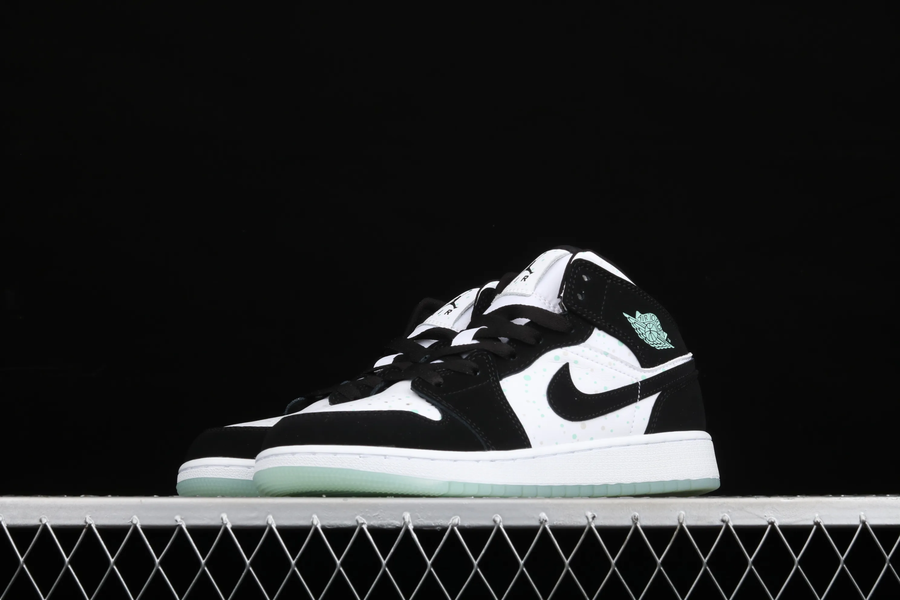 All categories Air Jordan Jordan series basketball shoes Air Jordan 1 Mid Air Jordan 1 Mid AJ1 Joe 1 black and white color luminous starry mid-top BQ6931-103